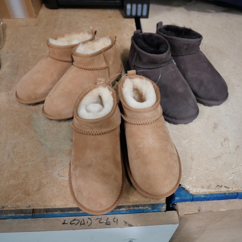 3422 - 3 pairs of mixed shearling childs boots - UK size 1  *This lot is subject to VAT