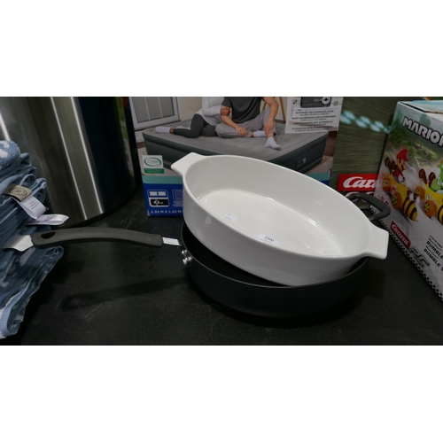 3300 - Tefal Deep Saute Pan 4.7L and an Oven stoneware dish (323-348,402) *This lot is subject to VAT