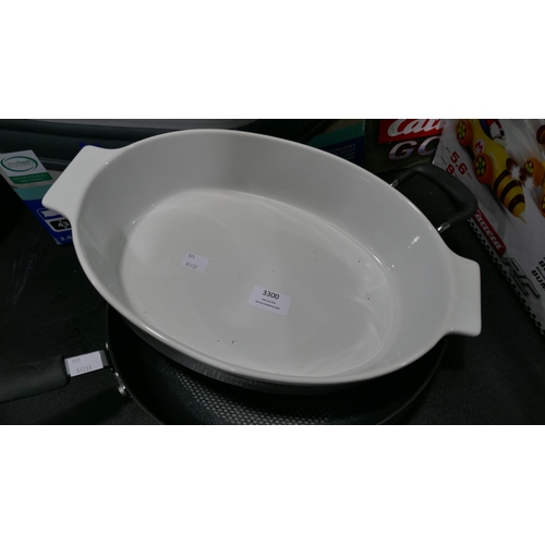 3300 - Tefal Deep Saute Pan 4.7L and an Oven stoneware dish (323-348,402) *This lot is subject to VAT