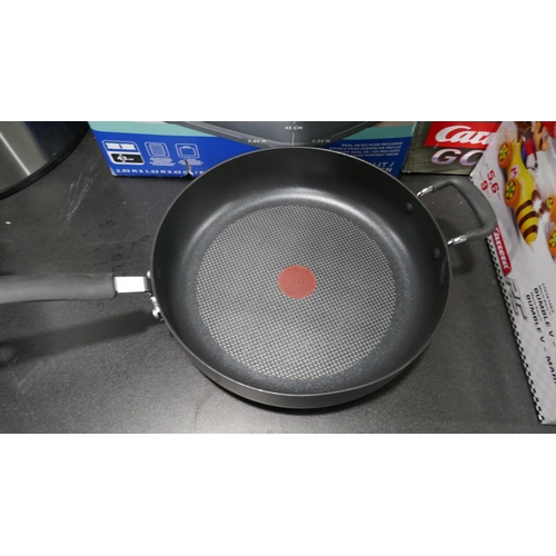 3300 - Tefal Deep Saute Pan 4.7L and an Oven stoneware dish (323-348,402) *This lot is subject to VAT