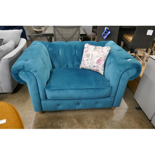 1367 - A turquoise velvet Chesterfield love seat RRP £1129