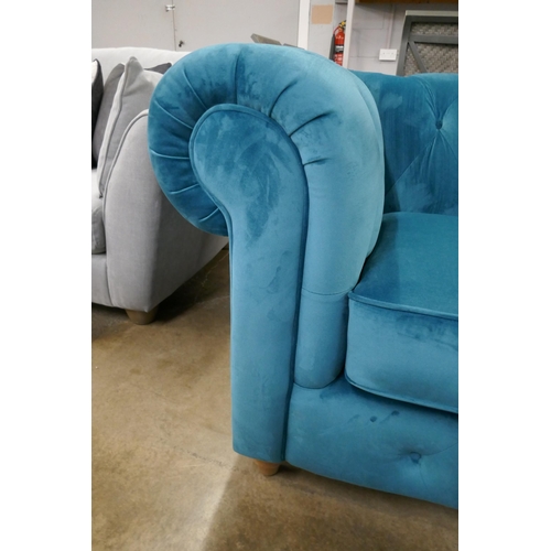 1367 - A turquoise velvet Chesterfield love seat RRP £1129