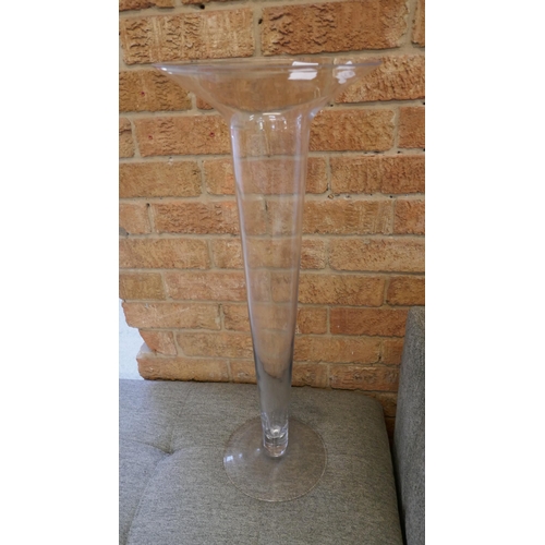 1393 - A glass lily vase