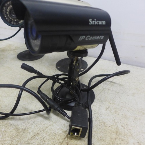 2029 - 4 SRI-CAM IP security cameras with cables and installation CD