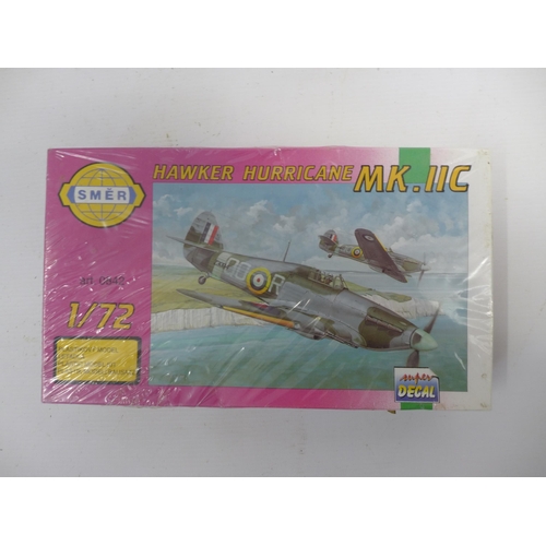 2065A - A quantity of AirFix and other model kits including a 1:400 U-176 battle ship, 1/72 scale model of a... 