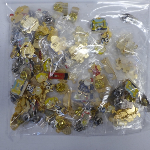 2081 - A collection of approx. 60 assorted pin badges