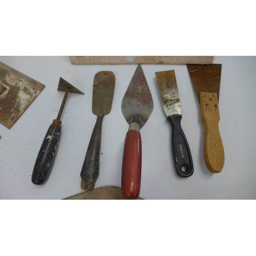 2018 - A box of plastering tools including plastering trowels, Hawk trowels, pointing trowels, scrapers etc... 