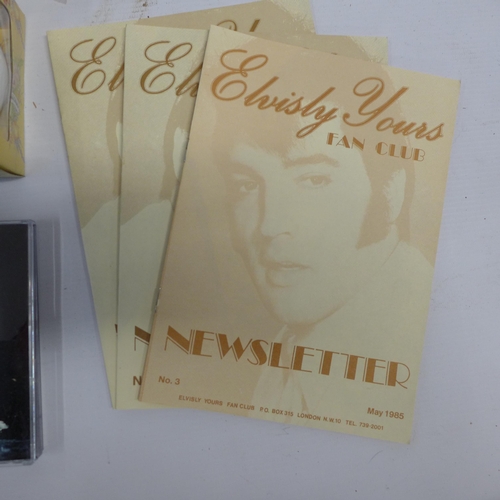 2030 - A crate of Elvis Presley collectibles including an ink wash set, prints, magazines, a watch in tin, ... 