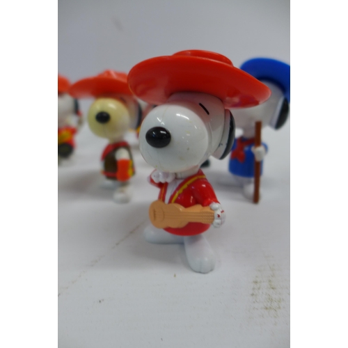 2033 - 34 Mixed collectable plastic Snoopy toys