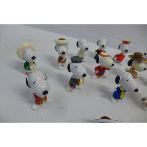 2033 - 34 Mixed collectable plastic Snoopy toys