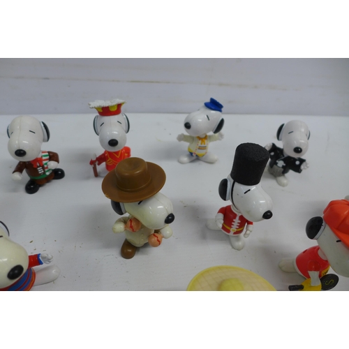 2033 - 34 Mixed collectable plastic Snoopy toys