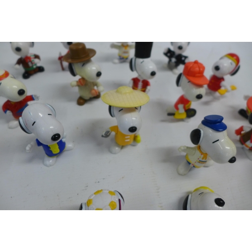 2033 - 34 Mixed collectable plastic Snoopy toys