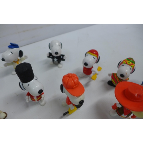 2033 - 34 Mixed collectable plastic Snoopy toys