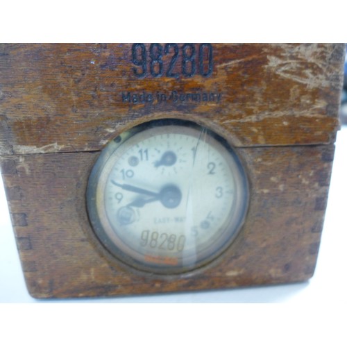 2050 - A vintage Easy-Way German made pigeon timing clock - serial no. 98280