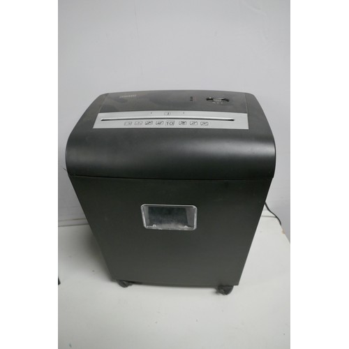 2252 - A Rexel Momentum X308 15 litre shredder and a Staples SPL-LX101PG paper shredder