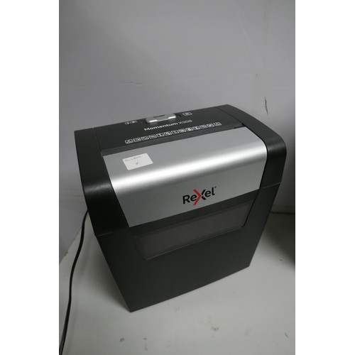 2252 - A Rexel Momentum X308 15 litre shredder and a Staples SPL-LX101PG paper shredder