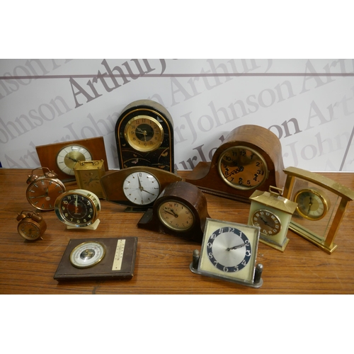 2275 - A quantity of assorted mantle clocks