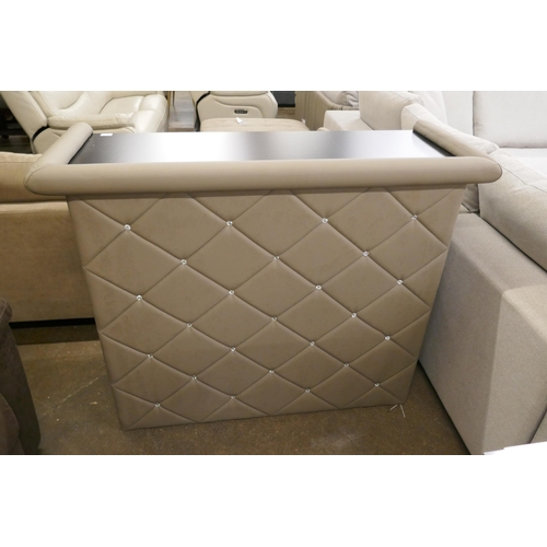 1473 - A home bar with quilted crystal front