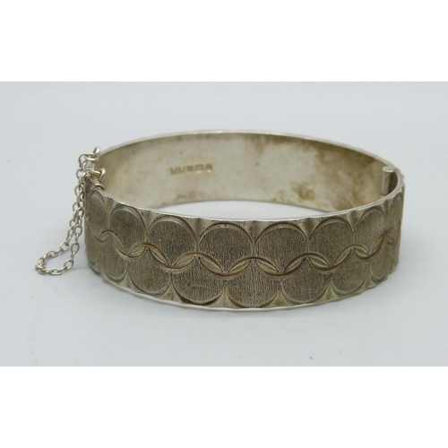 1059 - A silver bangle with etched decoration, MM, Birmingham, 1977, 45g