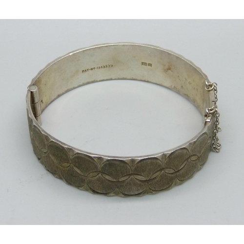 1059 - A silver bangle with etched decoration, MM, Birmingham, 1977, 45g