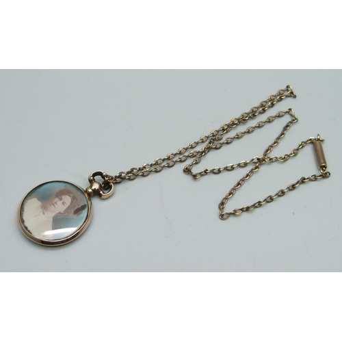 1060 - An Edwardian 9ct gold photograph pendant, Birmingham, 1906, 3.5cm, 3.2g, on a rolled gold chain