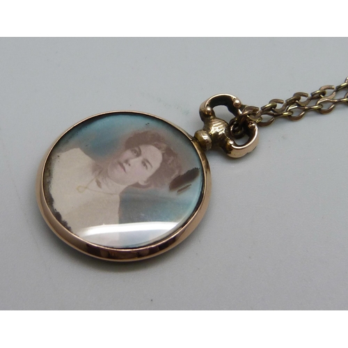 1060 - An Edwardian 9ct gold photograph pendant, Birmingham, 1906, 3.5cm, 3.2g, on a rolled gold chain