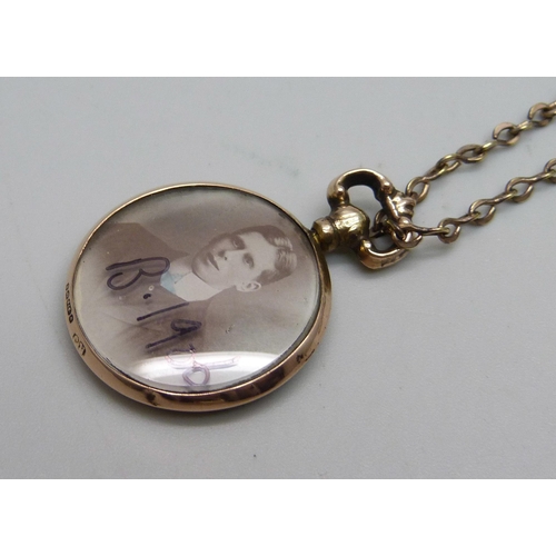 1060 - An Edwardian 9ct gold photograph pendant, Birmingham, 1906, 3.5cm, 3.2g, on a rolled gold chain