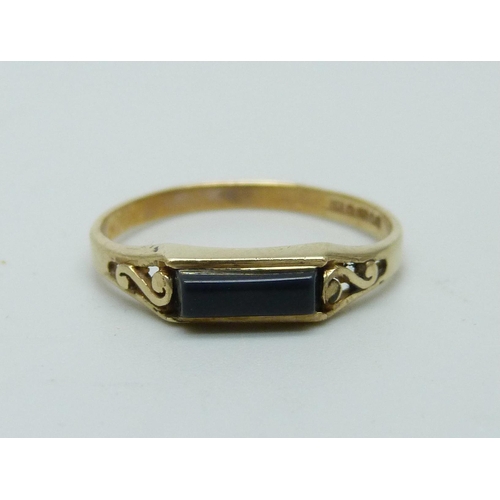 1061 - A 9ct gold ring set with onyx, 1.1g, M