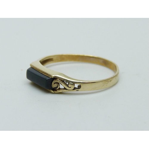 1061 - A 9ct gold ring set with onyx, 1.1g, M