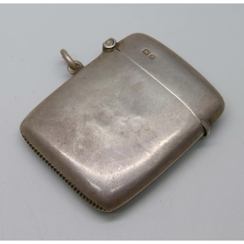 1066 - A silver vesta case, Chester, 1911, 32g