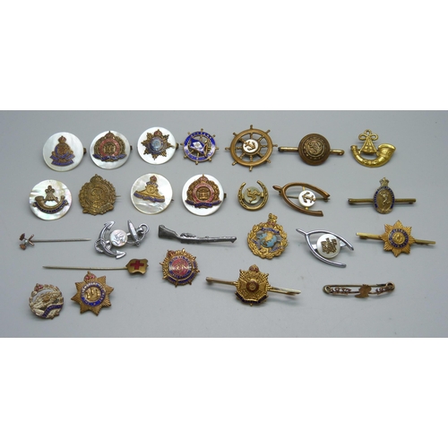 1069 - A collection of twenty-six brooches including sweetheart brooches