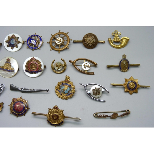 1069 - A collection of twenty-six brooches including sweetheart brooches