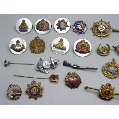 1069 - A collection of twenty-six brooches including sweetheart brooches