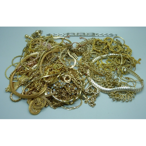 1073 - Gold tone jewellery