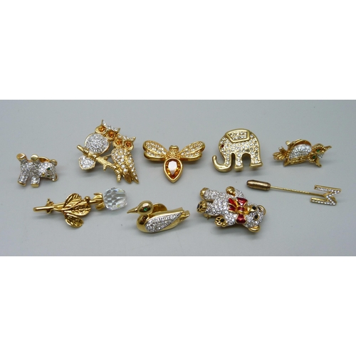 1089 - A collection of brooches including Swarovski and Ciro, and a pin