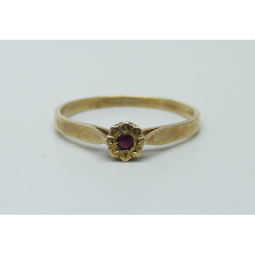 1092 - A 9ct gold ring set with a ruby, 2g, U