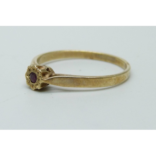 1092 - A 9ct gold ring set with a ruby, 2g, U