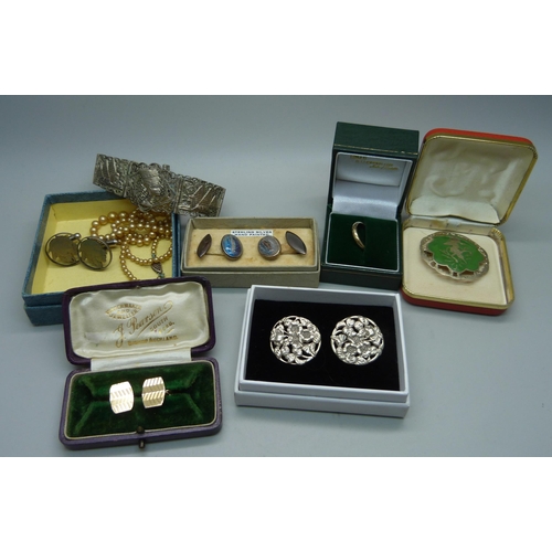 1096 - A pair of 12ct back and front cufflinks, a pair of silver cufflinks, a/f, two Art Nouveau buttons, a... 