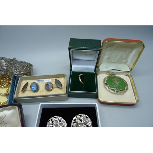 1096 - A pair of 12ct back and front cufflinks, a pair of silver cufflinks, a/f, two Art Nouveau buttons, a... 