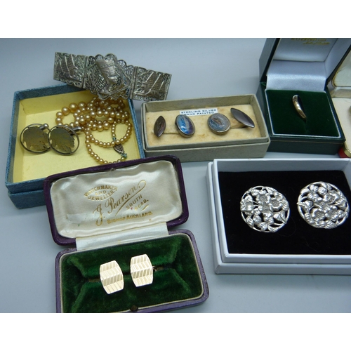 1096 - A pair of 12ct back and front cufflinks, a pair of silver cufflinks, a/f, two Art Nouveau buttons, a... 