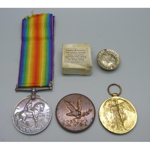 1099 - A pair of WWI medals to M29929 C.H. Gerrett, Act E.R.A. 4 RN and a 'Work Well Done' medallion 1914-1... 