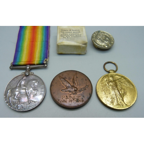 1099 - A pair of WWI medals to M29929 C.H. Gerrett, Act E.R.A. 4 RN and a 'Work Well Done' medallion 1914-1... 