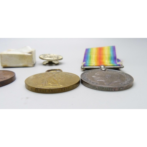 1099 - A pair of WWI medals to M29929 C.H. Gerrett, Act E.R.A. 4 RN and a 'Work Well Done' medallion 1914-1... 