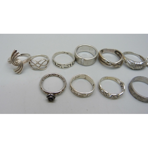 1103 - Twelve silver rings, 39g