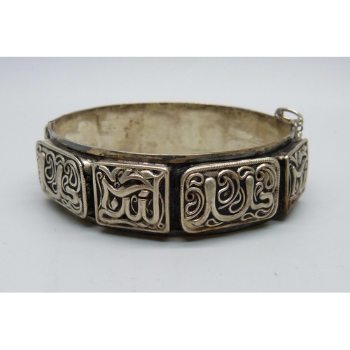 1113 - An Eastern white metal bangle, 28g