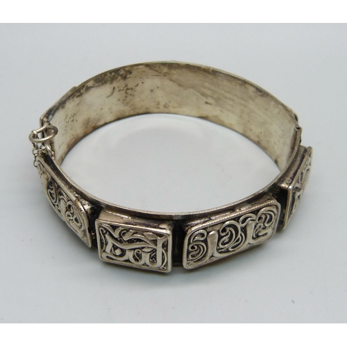 1113 - An Eastern white metal bangle, 28g