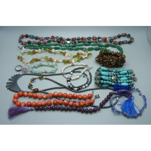 1122 - Gemstone jewellery including a 76g coral necklace