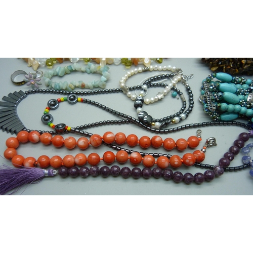 1122 - Gemstone jewellery including a 76g coral necklace