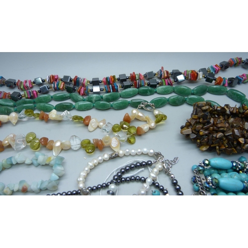 1122 - Gemstone jewellery including a 76g coral necklace