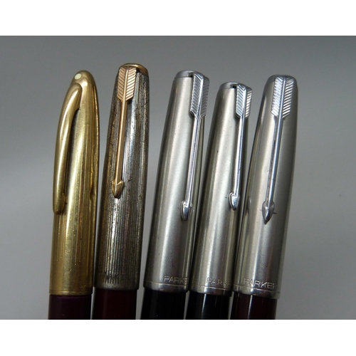 1123 - Fountain pens including Sheaffer (Australian) and four Parker 51 fountain pens, one cap jewel missin... 